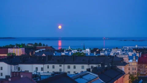 View of Ullanlinna rooftops and moon over the Gulf of Finland. Timelapse. Stock-Footage 344406407