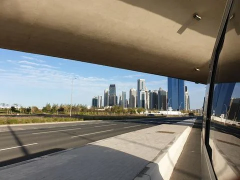 A view from under a concrete overpass looking toward the skyscrapers Foto stock