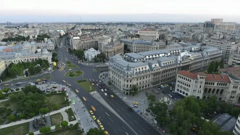 View of University Square with historic architecture and traffic, Romania. Vídeos de archivo 335600633