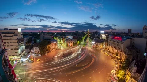 View of University Square with traffic light trails at dusk in Romania. Vídeos de archivo 335601274