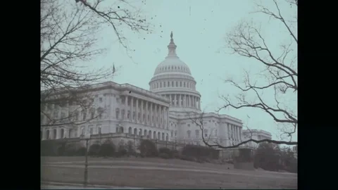 View of the U.S. Capitol Building and officers talk inside the office - 1960 Vidéo 101723158