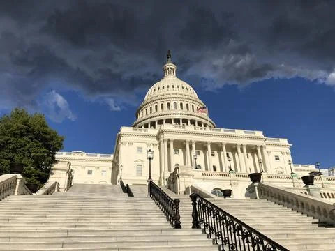 View of US Capitol with Dark Clouds 库存照片