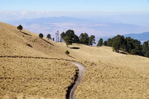 View of the valley below from higher elevations of Izta-Popo Zoquiapan Nation Foto stock