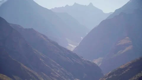 View of the valley with the river and mountain peaks of the Himalayas Vídeo Stock 168369673