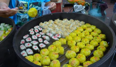 View of various dimsum in large containers Foto stock