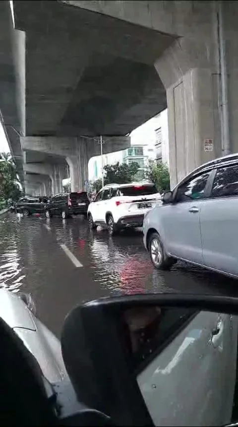 View of vehicles stuck in traffic jam due to flooding Stock Footage 300661143