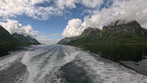 View from vessel stern sailing through Norwegian fjord in Lofoten Vidéo 344753105