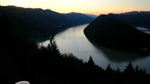 View from the viewpoint "schlögener blick" to the danube river Vidéo 139213363