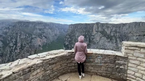 View of the Vikos Gorge, the deepest gorge in Europe, Epirus, Greece Vidéo 243965070