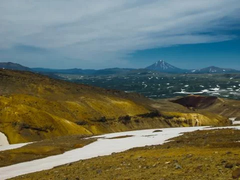 View to Viluchinsky volcano from caldera Mutnovsky, Kamchatka peninsula Russi Foto stock