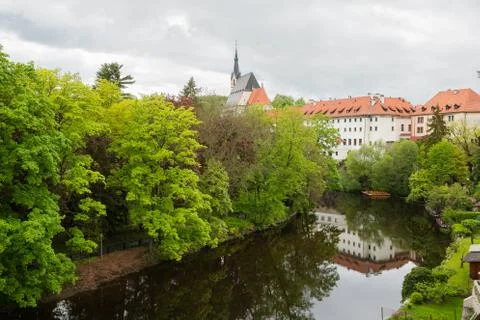 View of the Vltava River flowing through the town of Cesky Krumlov with the f Foto stock