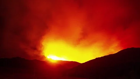 View of volcanic eruption at night in Spain. 库存影片 340638166