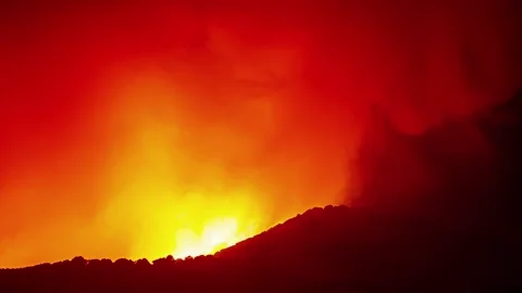 View of volcanic eruption at night, Spain. 库存影片 340638293