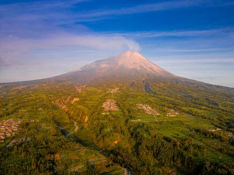 View of the volcano, Mount Merapi, on a very clear day, with a perfect appe.. Foto stock