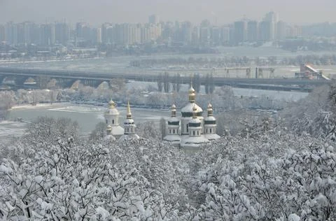 View of Vydubytsky monastery on a winter day 库存照片