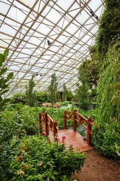 View of walking path and small bridge in Indiana botanical gardens with glass 스톡 사진