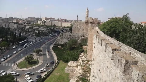 View from the wall of the Old City of Jerusalem on a modern city. Vidéo 145100794