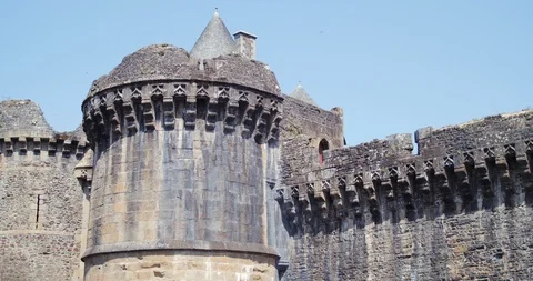 View of the walls of a castle with sun rays reflecting from the water, Fougères Stock-Footage 112094001