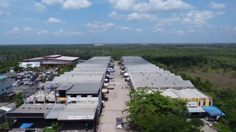 View of warehouse activities distributing various products Vídeo Stock 283704028