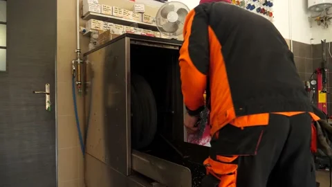 A view of washing the wheels Vídeos de archivo 142690020