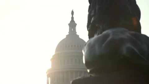 View of Washington DC Capitol Hill building behind a metal sculpture Vídeos de archivo 133547905