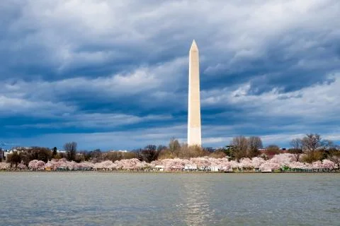 A view of the Washington Monument across the Tidal Basin under a cloudy sky d Foto stock