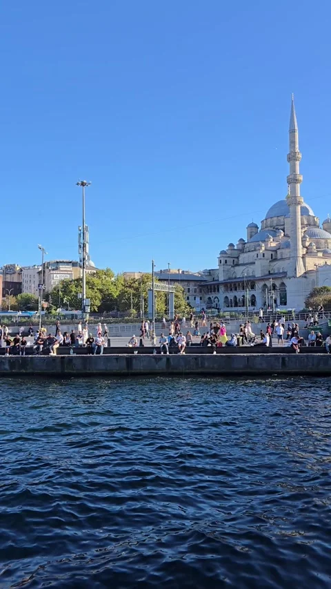 View from the water of the New Mosque (Yeni Cami), the waterfront Vídeo Stock 345598743
