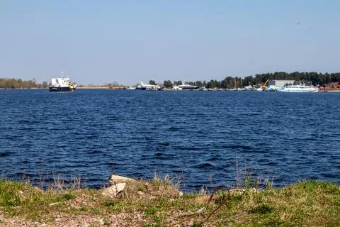 View of the water surface with light waves Foto stock
