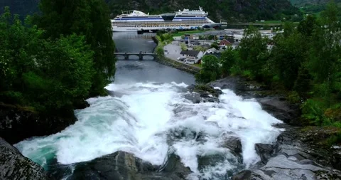View of waterfall in Hellesylt Stockbeeldmateriaal 142824754