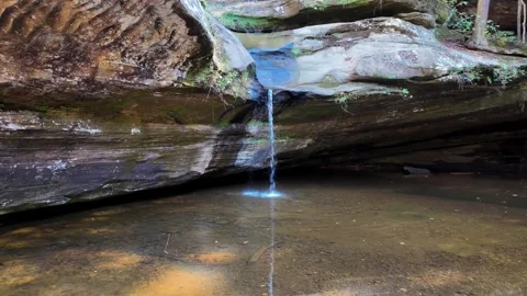 View of a waterfall at Hocking Hills State Park, United States. Vídeos de archivo 335765610
