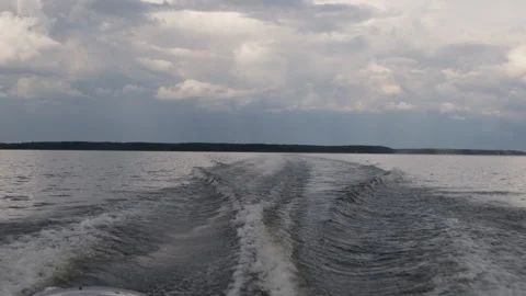 View of the wave from the boat on the river and the pink sky at sunset with clou Video stock 280504383