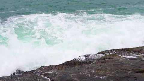 View waves break on white sand beach. Sea waves on the beautiful beach Video stock 93139552