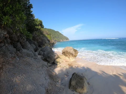 View of waves crashing on the beach at Green Bowl Beach, Bali (unedited) Video stock 104006301