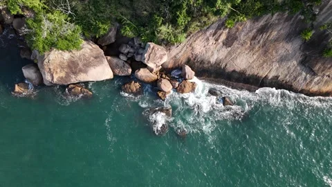 View of waves crashing on the rocks of Guanabara Bay, Brazil. Vídeos de archivo 336414191