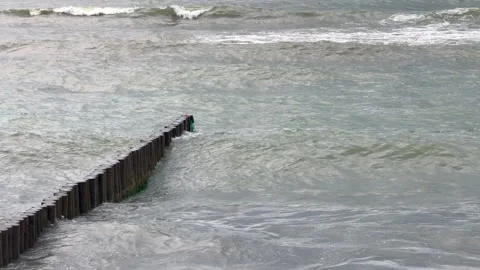 A view of the waves of the gray Baltic Sea on a cloudy day Vídeo Stock 310682183