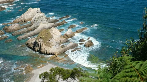 View waves hitting rocks on the seashore of Asturias, Spain. Stockbeeldmateriaal 135828809