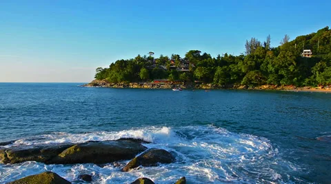 View of waves lapping on the rocks  in the tropical bay Video stock 33292823