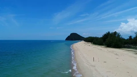A view of waves in tropical climate. Vídeos de archivo 80011280