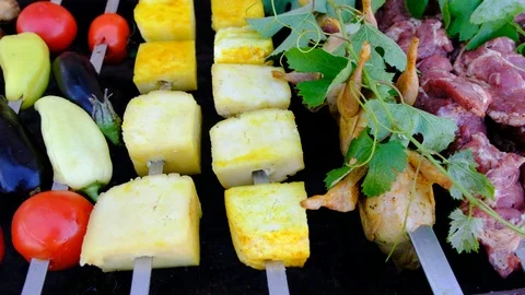 A view of well-cooked mushrooms and vegetables on skewers, lying on a brazier 스톡 동영상 91746971