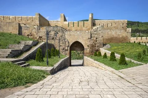 View on the western gate (Dagh-Kapy) of the fortress of Naryn-Kala, Derbent Stock Photos
