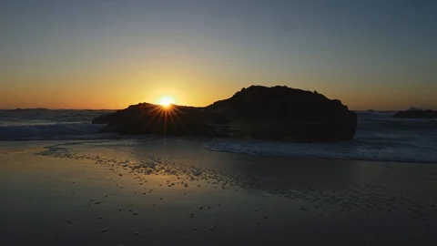 View of wet sand on the beach and an Atlantic ocean wave flooding it. Sun 库存影片 105638313
