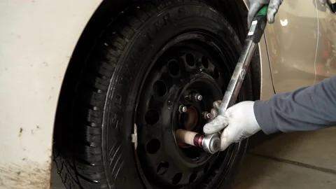 A view of a wheel change 库存影片 142692019