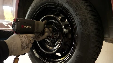 A view of a wheel change Vídeos de archivo 142700168