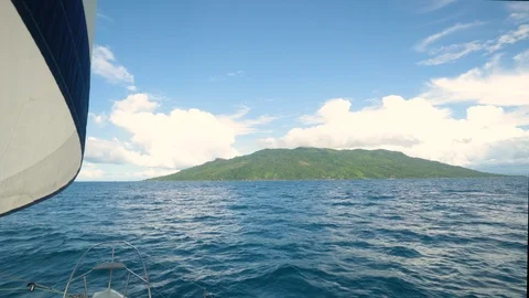 View of a white and blue sail as a yacht makes it way through the indian ocean. 스톡 동영상 101647743