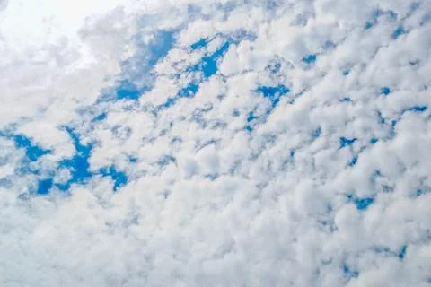 The view of white clouds and a clear and beautiful blue sky 库存照片