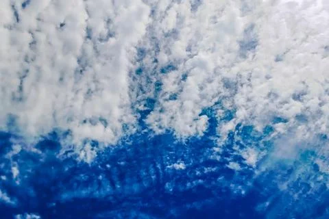 The view of white clouds and a clear and beautiful blue sky 库存照片