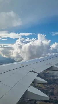 View of the white clouds and Earth from the airplane porthole. Travel concept Foto stock