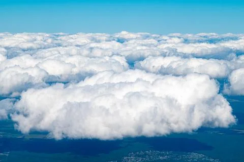 View of the white clouds in the blue sky from the window of the aircraft. Foto stock
