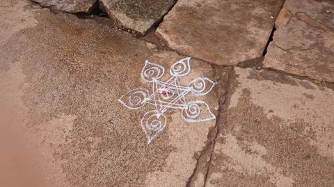 View of white rangoli design outside home showcasing simple traditional flo.. Vídeos de archivo 335873276
