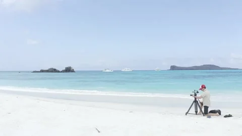 View of a white sand and turquoise water beach in a paradisiac island of Vídeo Stock 142052310